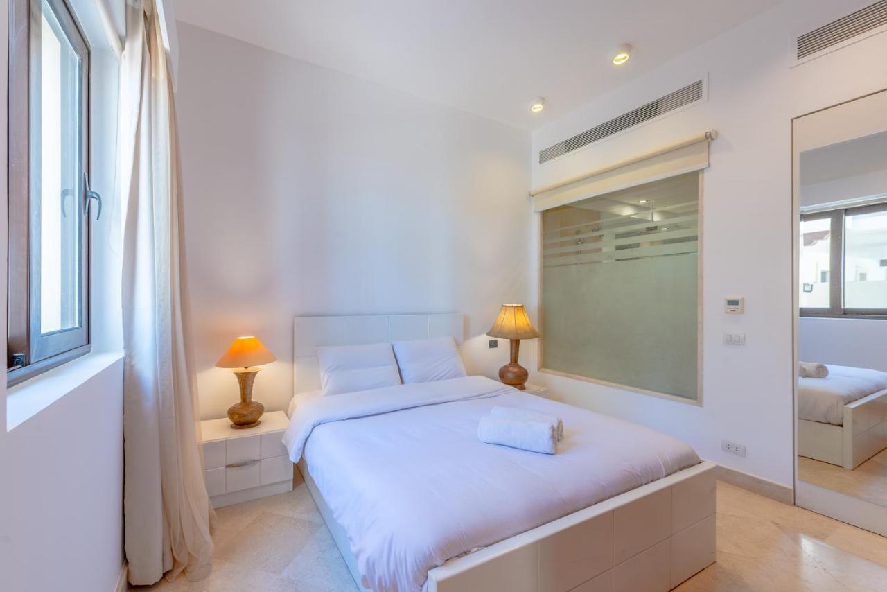 Classy 1-bedroom In Ancient Sands With Pool View Apartment