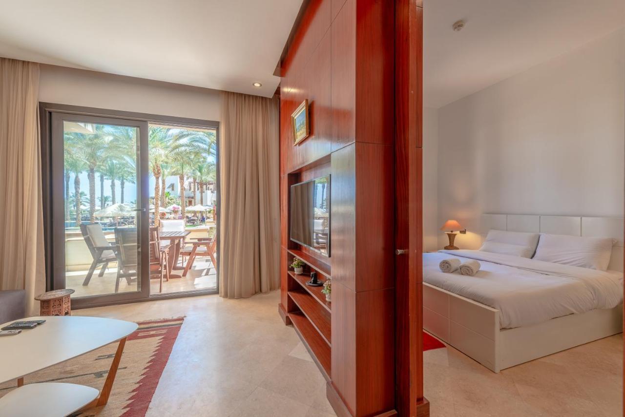 Classy 1-bedroom In Ancient Sands With Pool View