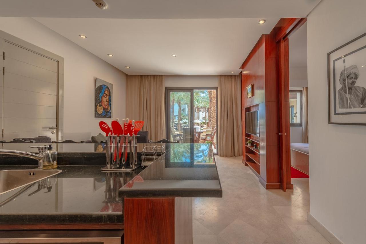 Classy 1-bedroom In Ancient Sands With Pool View